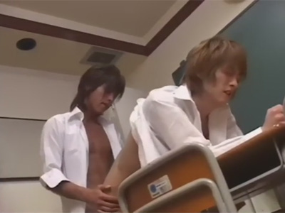 【ゲイ動画】ブレザータイプの制服姿のギャル男系2人が教室でアナルセックスを楽しむことになるww