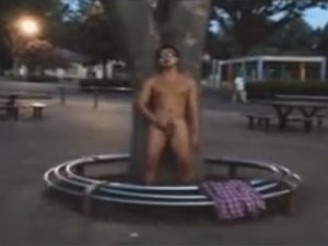 【無修正ゲイ動画】ゴーグルマンが野外で全裸になりながらチンコをしごいてオナニーをし続けちゃうww