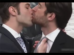 【無修正ゲイ動画】スーツ姿が似合う白人のイケメン2人がアナルセックスで愛し合い続けてしまうww