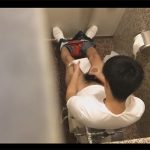 【無修正ゲイ動画】公衆トイレの中でオナニーを楽しんでいる男の姿を覗くことができちゃうww