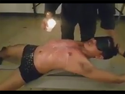【ゲイ動画】目隠しをされて拘束された状態の男がロウソクを垂らされながら陵辱されてしまうww