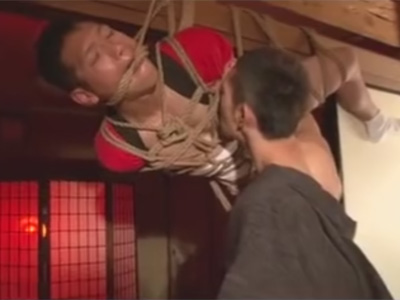 【ゲイ動画】亀甲縛りで柱に緊縛された男が和服を着たドSな男とSMプレイをして指入れをされたりアナルスティックで犯されるww