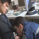 【ゲイ動画】残業中に寝てしまった銀行員に悪戯するガードマン…銀行員もホモだったようでそのまま深夜のオフィスでハッテンww