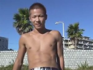 【ゲイ動画】20歳の短髪のマッチョの素人が海で声をかけられてゴーグルマンの技を堪能するww