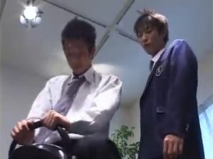 【ゲイ動画ビデオ】ロデオマシーンに乗りながら2人の学生服を着た男が愛し合ってアナルセックスを楽しみ始めちゃうww