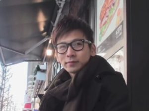 【ゲイ動画ビデオ】新宿で声をかけた眼鏡の素人イケメンにオナニーしてもらい首元まで白濁汁を飛ばす姿を激写ww