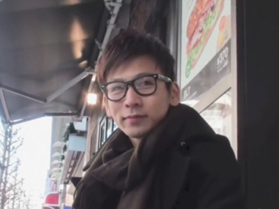 【ゲイ動画】新宿で声をかけた眼鏡の素人イケメンにオナニーしてもらい首元まで白濁汁を飛ばす姿を激写ww