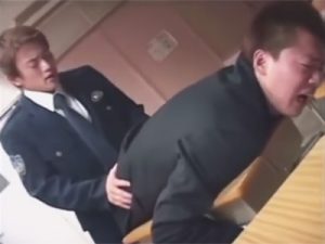 【ゲイ動画ビデオ】ノンケ学生が警察官の男に捕まってレイプされることになり手錠などで拘束されながら無理やりフェラチオされたりするww