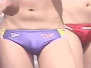 【ゲイ動画ビデオ】ビーチで遊んでいるブーメランパンツ姿の男たちの下半身を見比べることができちゃうww