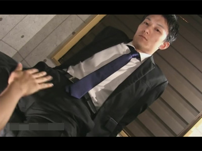 【ゲイ動画】黒いスーツが決まっているイケメンがスーツを徐々に脱がされながらアナルセックスを楽しんじゃうww