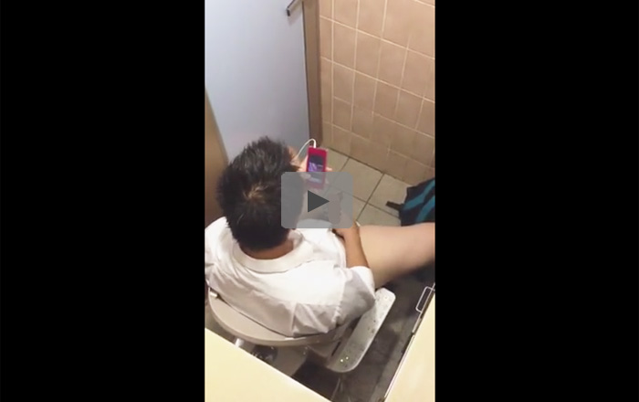 【無修正ゲイ動画】Yシャツを着た男がトイレで動画を見ながらオナニーをしてチンコをしごきまくっちゃうww