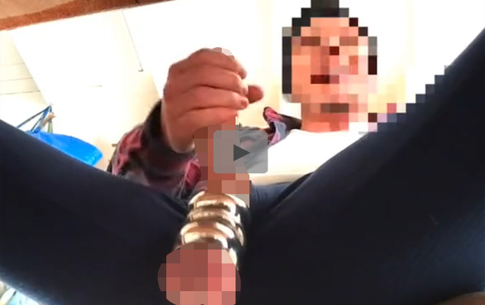【無修正ゲイ動画】尿道がかなり開ききっている男が手でチンコをしごいてオナニーをしている姿を見せるww