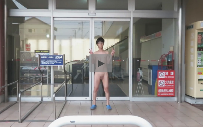 【無修正ゲイ動画】開店前のショッピングモールの入り口で全裸露出オナニーをし精子をマーキングする変態メガネの素人ww