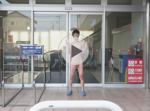 【無修正ゲイ動画】開店前のショッピングモールの入り口で全裸露出オナニーをし精子をマーキングする変態メガネの素人ww