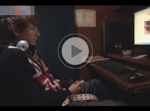 【無修正ゲイ動画】NEWSの小山慶一郎に似ている男がネットカフェの個室でオナニーをしちゃうww