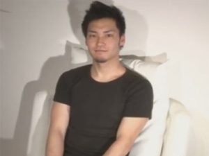 【ゲイ動画ビデオ】21歳の買物中だったスジ筋のイケメン素人がゴーグルマンに電マで犯されてから手コキをされ続けるww