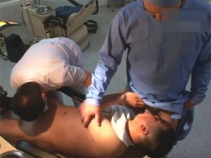 【ゲイ動画ビデオ】歯科クリニックの治療室でゲイプレイを楽しみ続けている男たちの姿を楽しめてしまうww