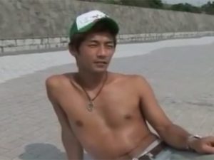 【ゲイ動画ビデオ】海で上半身裸の状態で座っていたイケメンがナンパをされてHな撮影に参加をすることになるww