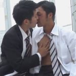 【ゲイ動画】スーツ姿の2人の男がキスをしたりフェラを楽しみ続けて絶頂をすることになってしまうww