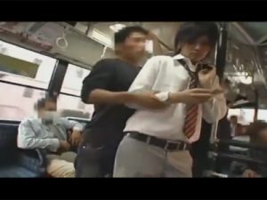 【ゲイ動画ビデオ】バスの中でイケメン学生が男に痴漢されてしまってズボンを下ろされてフェラや手コキでチンポレイプww