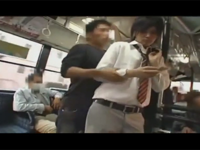 【ゲイ動画】バスの中でイケメン学生が男に痴漢されてしまってズボンを下ろされてフェラや手コキでチンポレイプww