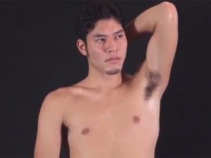 【ゲイ動画ビデオ】濃い顔の男が裸姿をデッサンされた後にゴーグルマンに拘束されながら犯されちゃうww