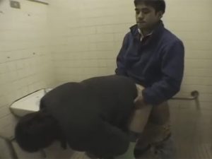 【ゲイ動画ビデオ】トイレで真面目そうな男2人がアナルセックスをして立ちバックで絶頂してしまいザーメンを尻射するww