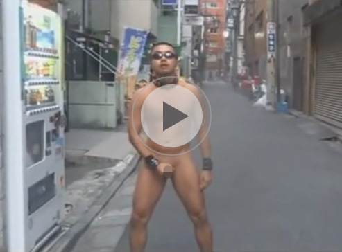 【無修正ゲイ動画】オラオラ系のいかつい男が全裸で外に出て露出プレイを楽しみながらオナニーをし始めて射精するww
